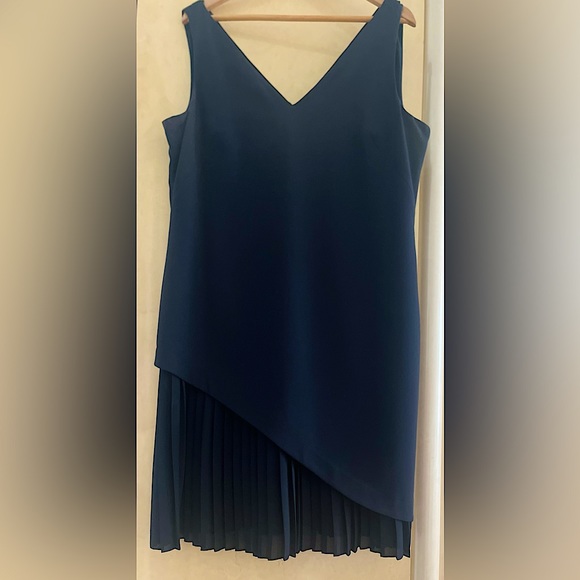 DONNA DEGNAN NWOT Dress V-neck, double-layered, asymmetric pleated skirt 💚 - Picture 2 of 6